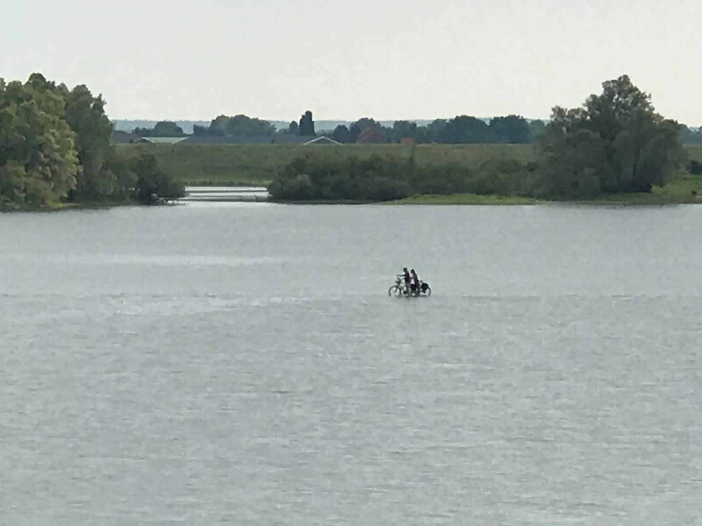 wadende fietsers Millingerwaard