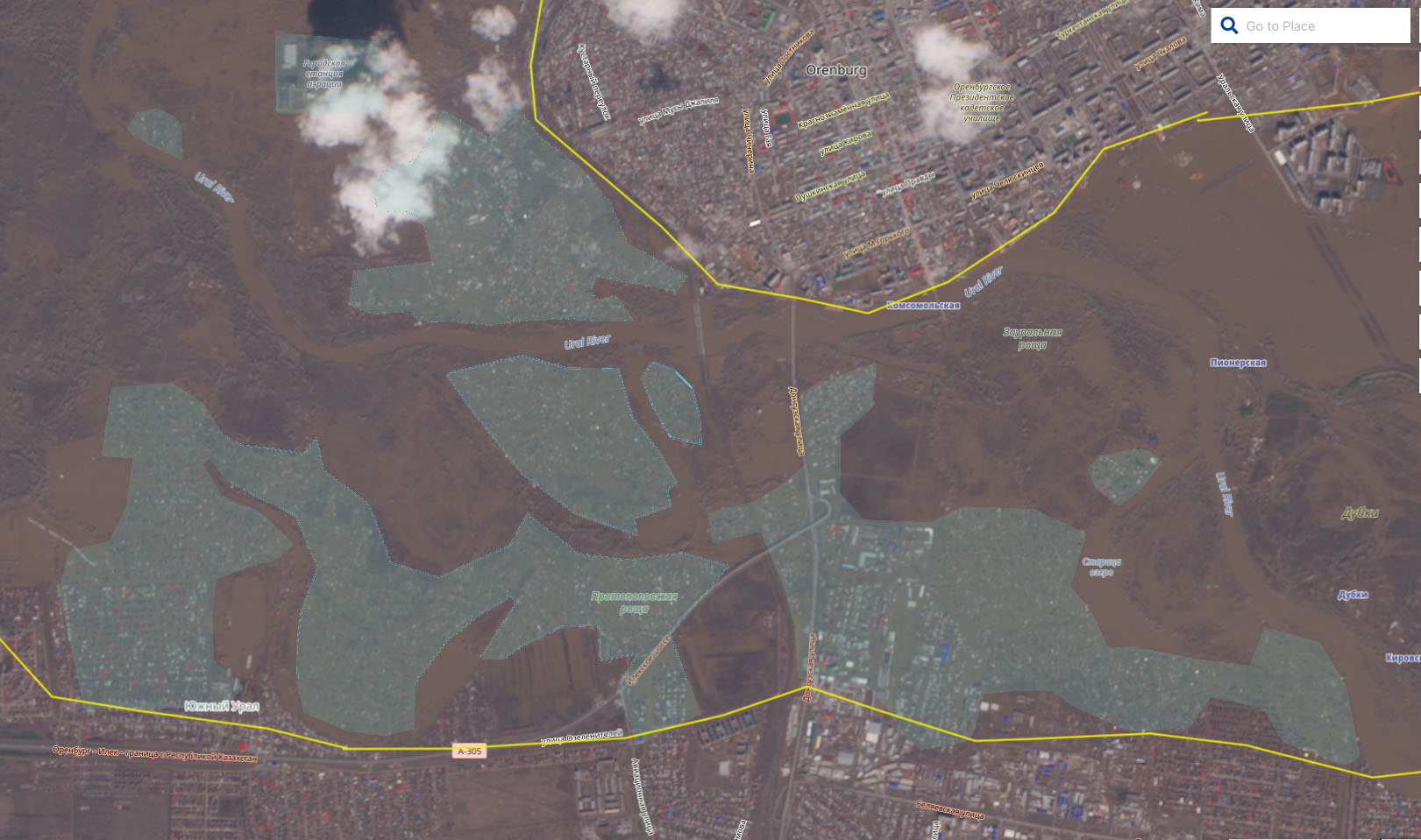 De stad Orenburg, waar alle wijken (licht gemarkeerd) in de dalvlakte (geel omlijnd) zijn overstroomd.