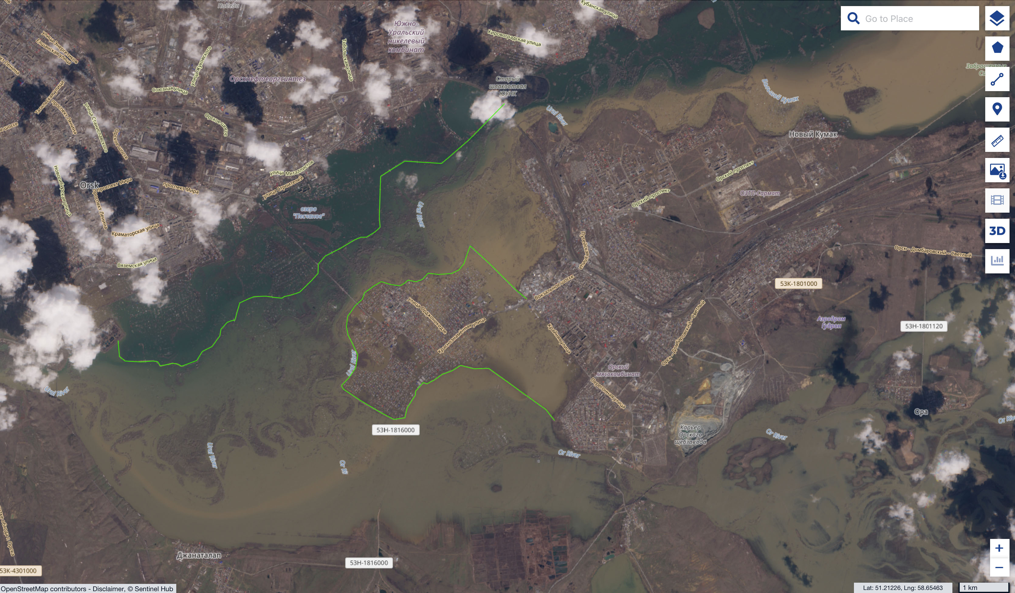 De overstroomde stad Ormsk met daarin in groen aangegeven de ligging van de dijken.