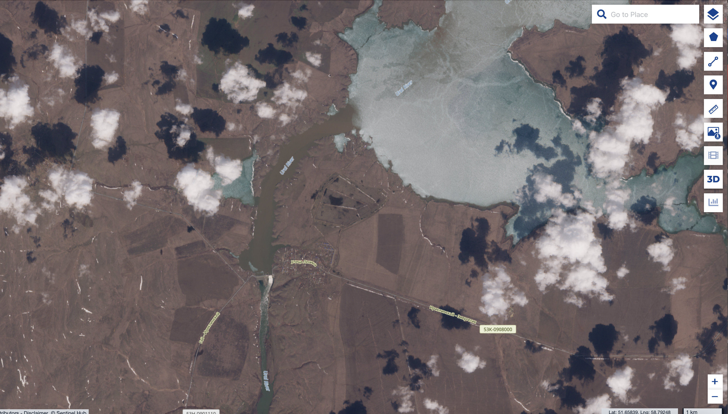 Satellietbeeld van het Iriklinskii-stuwmeer met dam (waar water overheen stroomt), ca 50 km stroomopwaarts van Ormsk.