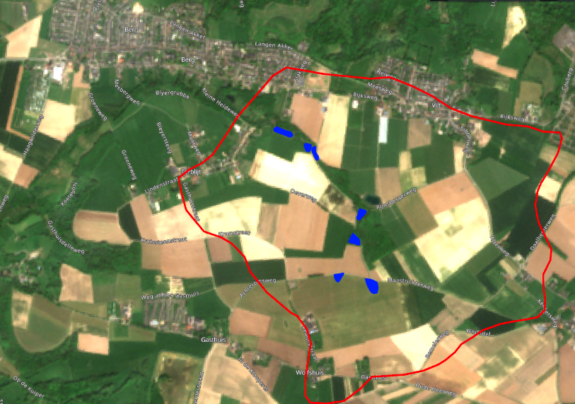 Satellietbeeld (bron Sentinel) van het hetzelfde gebied als de kaart hierboven waarop het landgebruik zichtbaar is. De ligging van de waterbuffers is met  blauw ingekleurd.