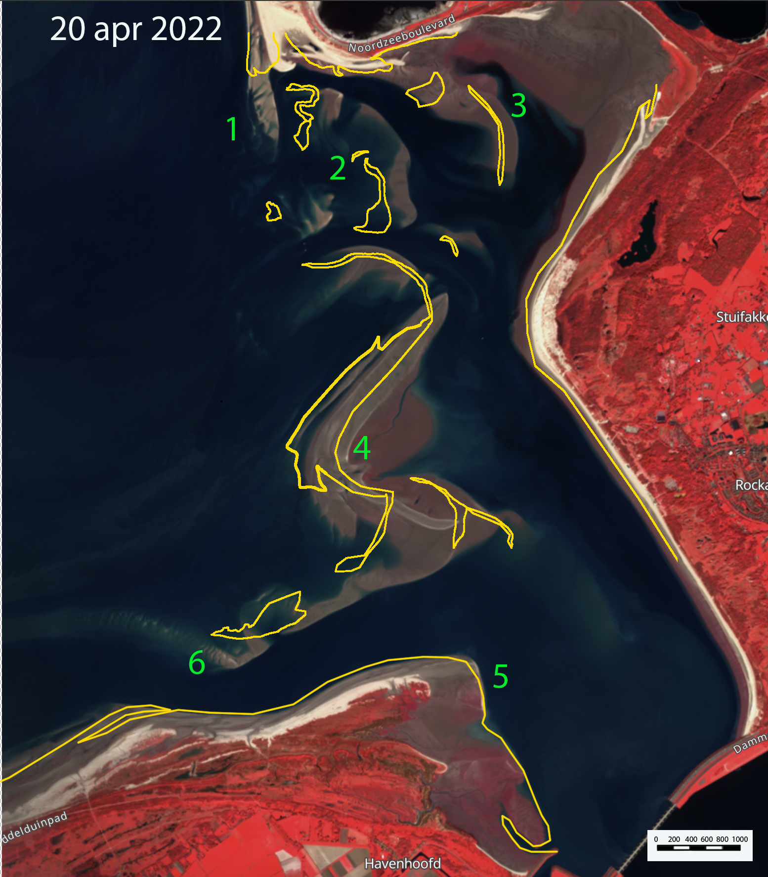 Satellietbeeld (infrarood) van de Voordelta voor de kust van Voorne van de situatie in 2022 met daarom in geel de contouren van de belangrijkste zandbanken uit 2017.